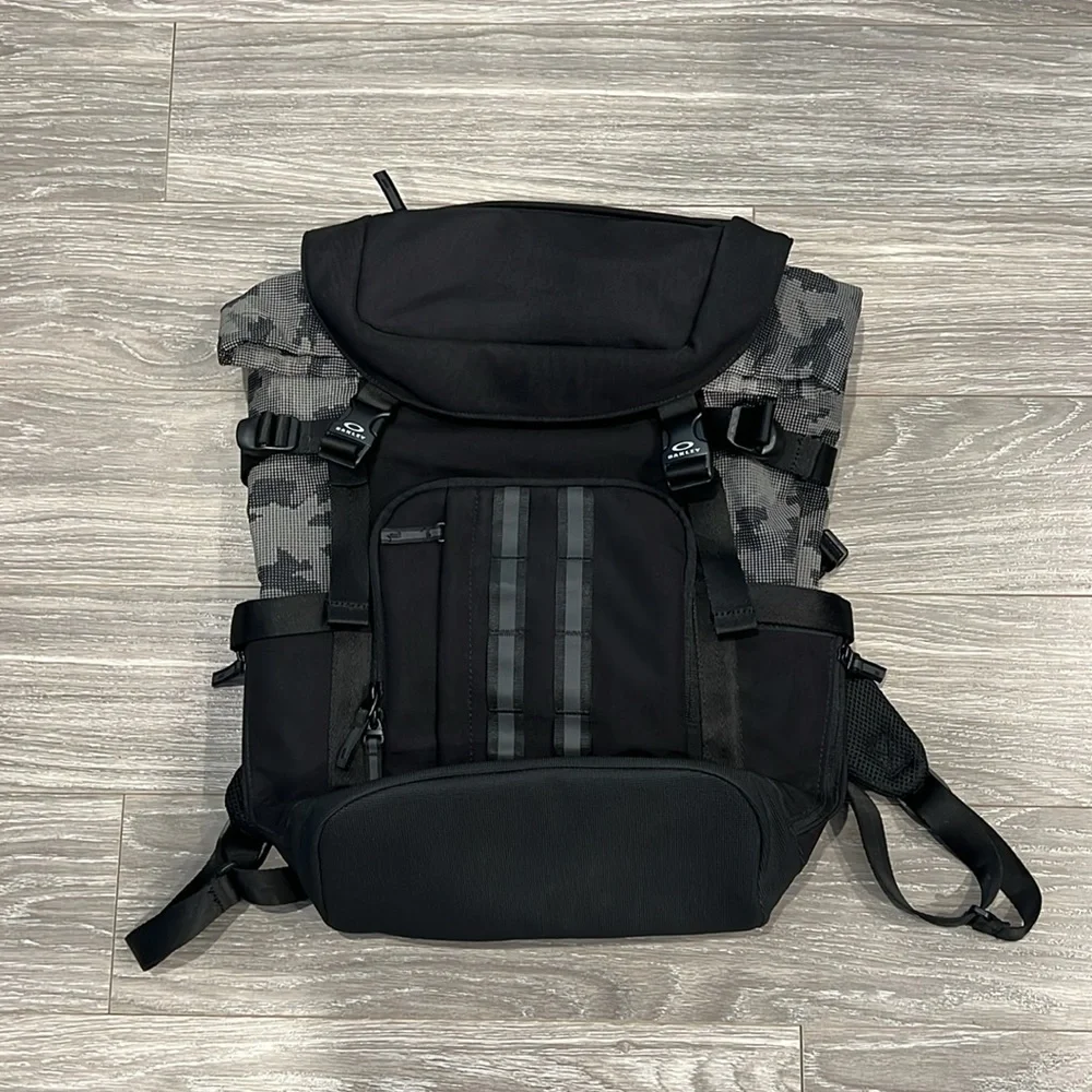 Oakley pocket multiple